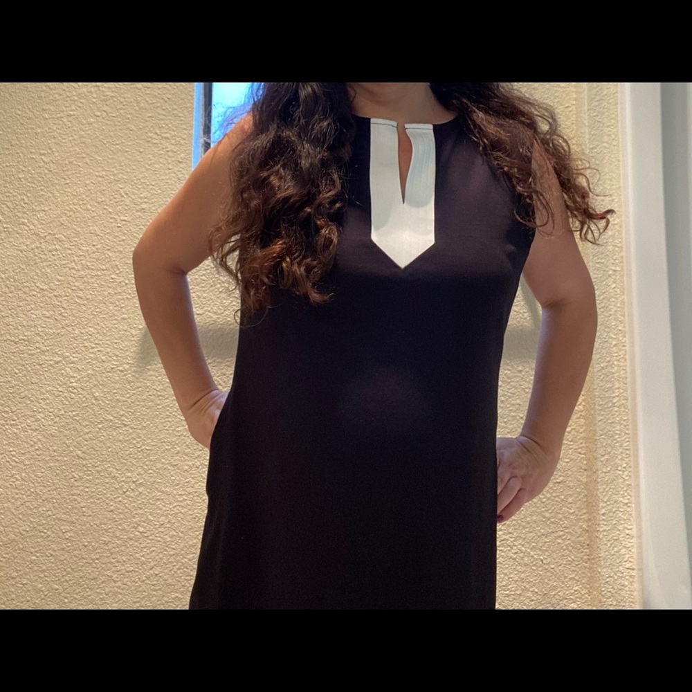 Women’s Contrast Split-Neck Shift Dress